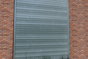 Backsteinmauer und garagentor aus holz