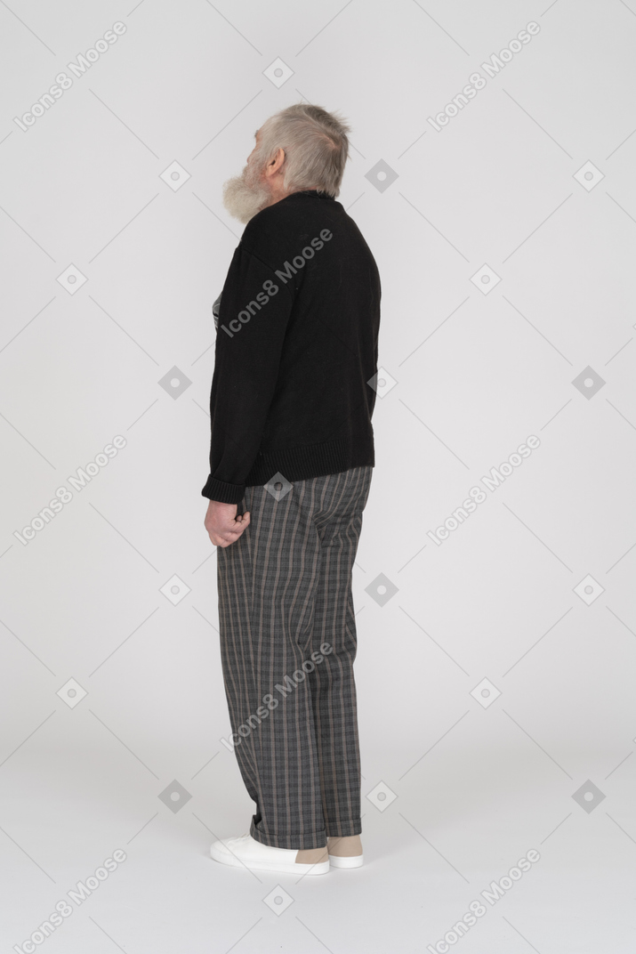 Dreiviertel-rückansicht eines alten mannes mit erhobenem kopf