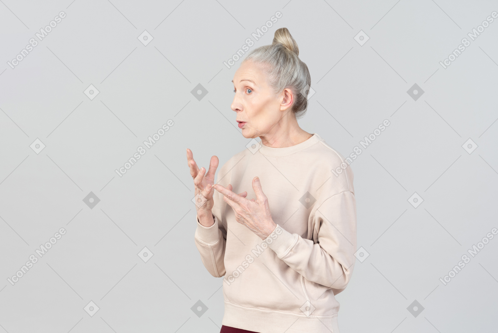 Anciana hablando y explicando