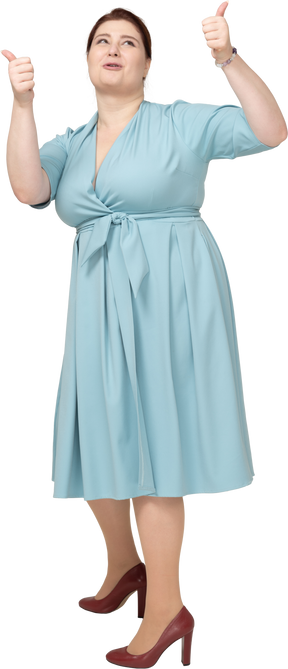 Vue de face d'une femme en robe bleue montrant les pouces vers le haut