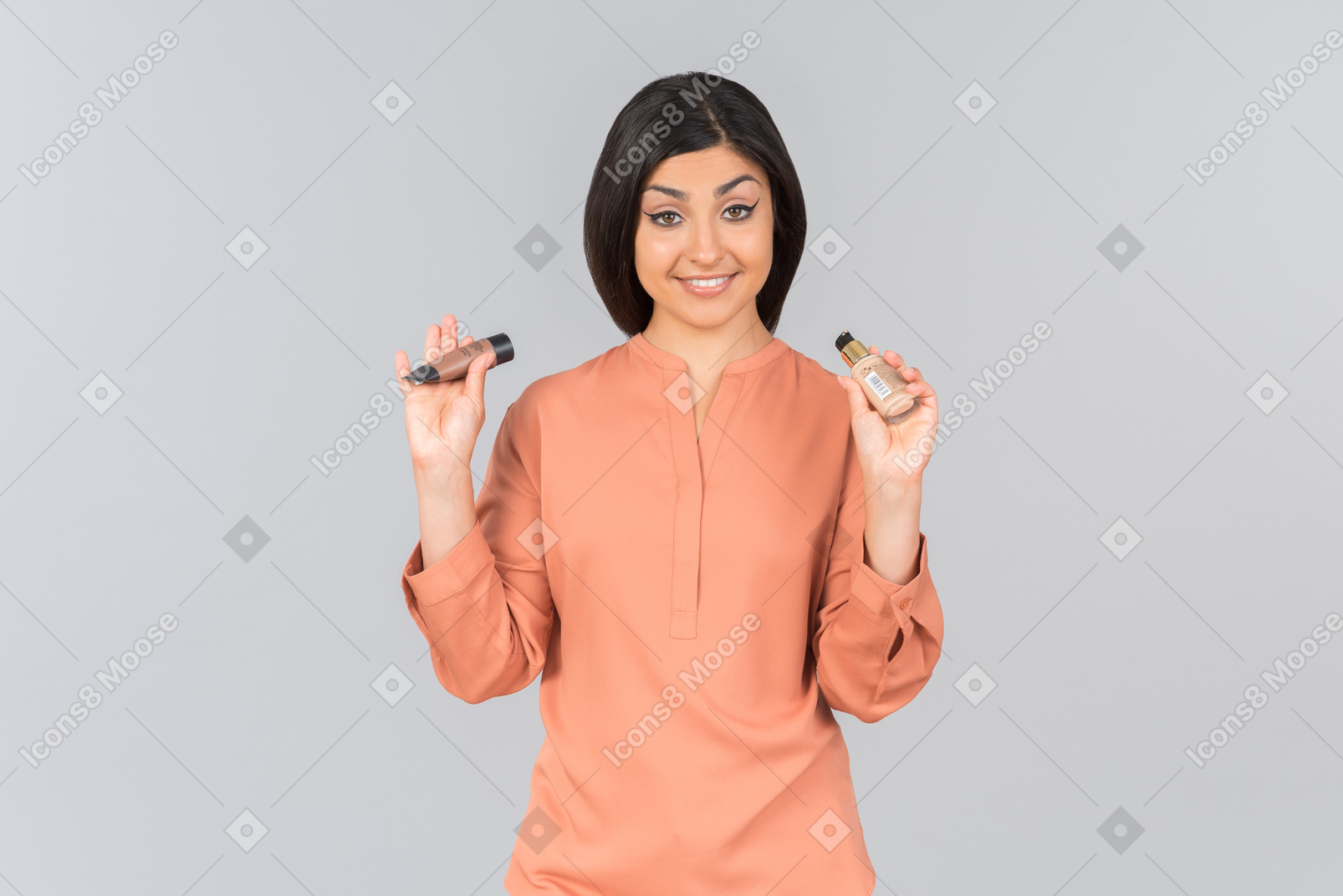 Femme indienne pointant sur les baumes pour les lèvres qu'elle tient