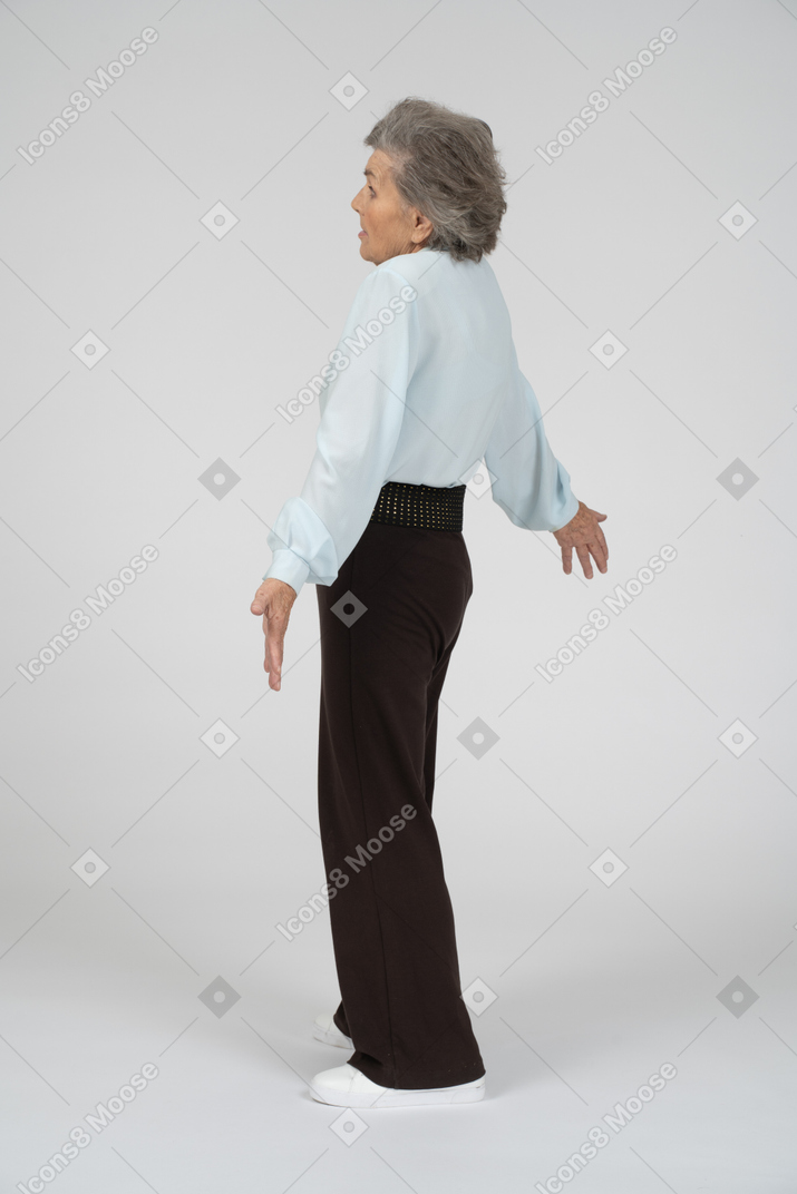 Donna anziana che scrolla le spalle le spalle