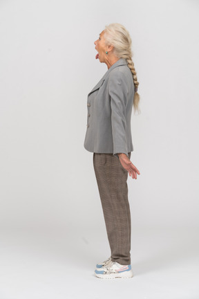 Alte dame im anzug posiert im profil