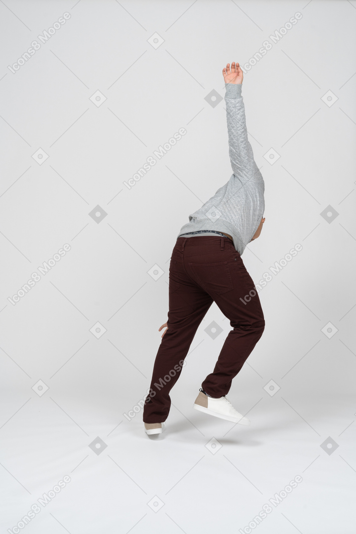 Человек в повседневной одежде танцует