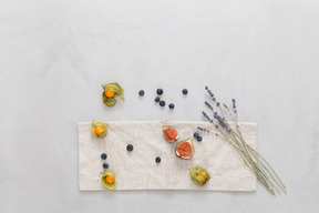 Buntes stillleben mit beeren und lavendelzweigen