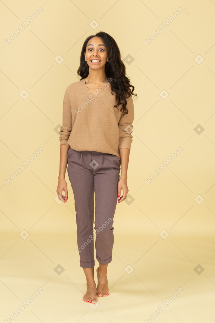 一个微笑的黝黑年轻女性的前视图