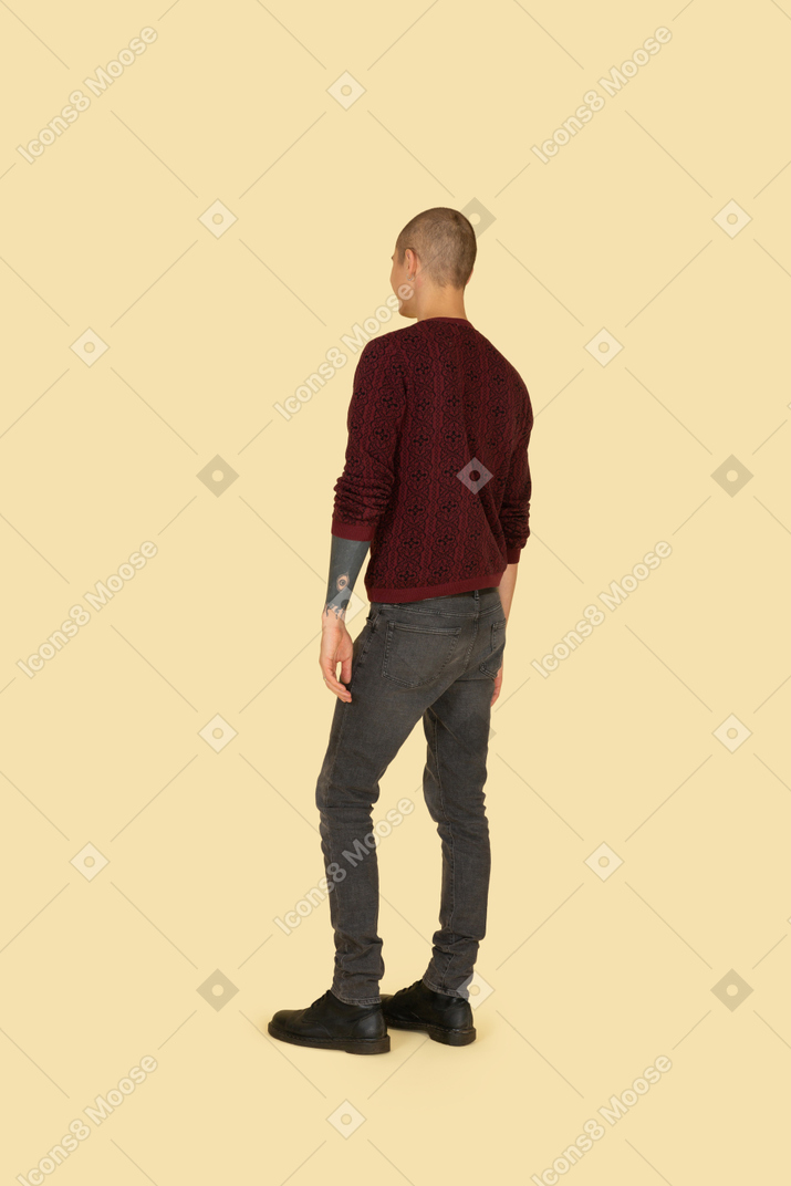 Vista traseira de três quartos de um homem desconhecido em um suéter vermelho