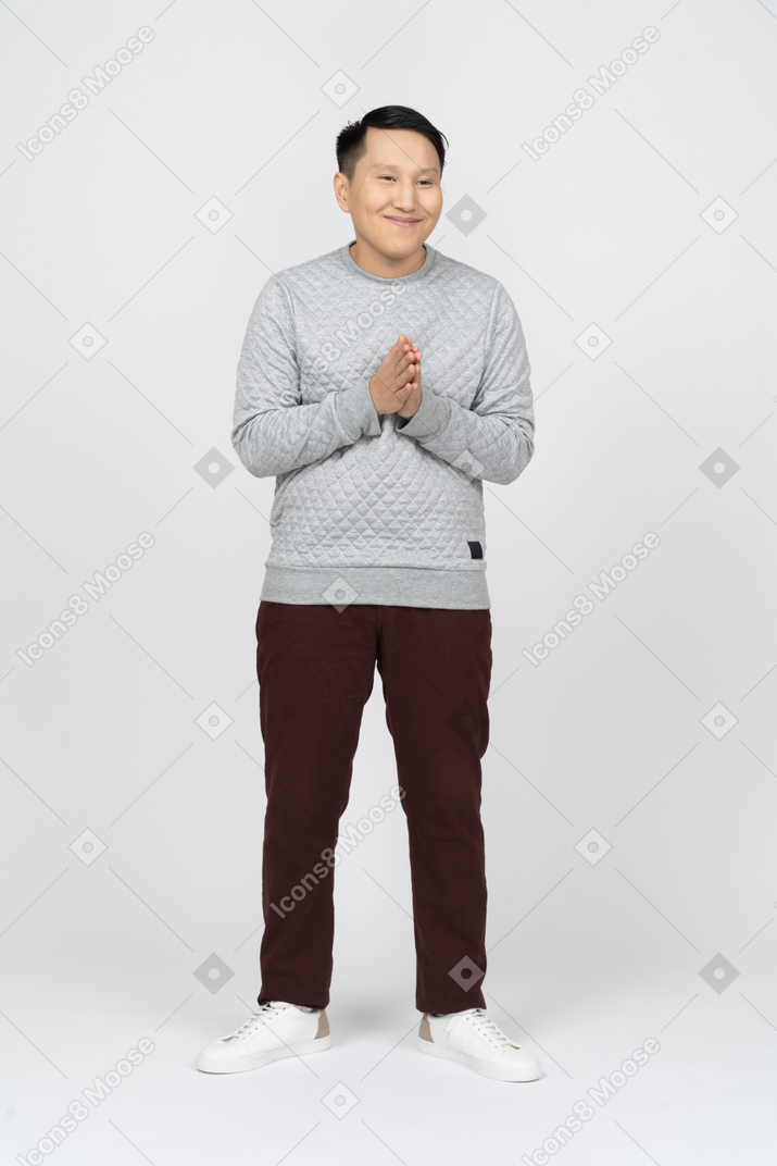Mann in freizeitkleidung stehend