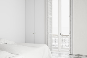 Chambre blanche avec balcon