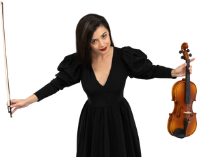 Vista frontal de una violinista en vestido negro haciendo una reverencia