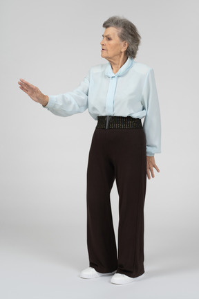 Anciana dando gesto de parada
