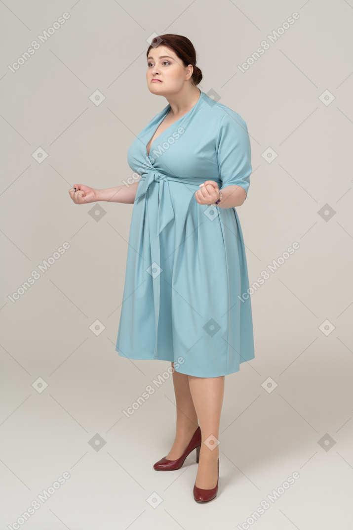 Vista frontal, de, un, mujer, en, vestido azul, hacer muecas
