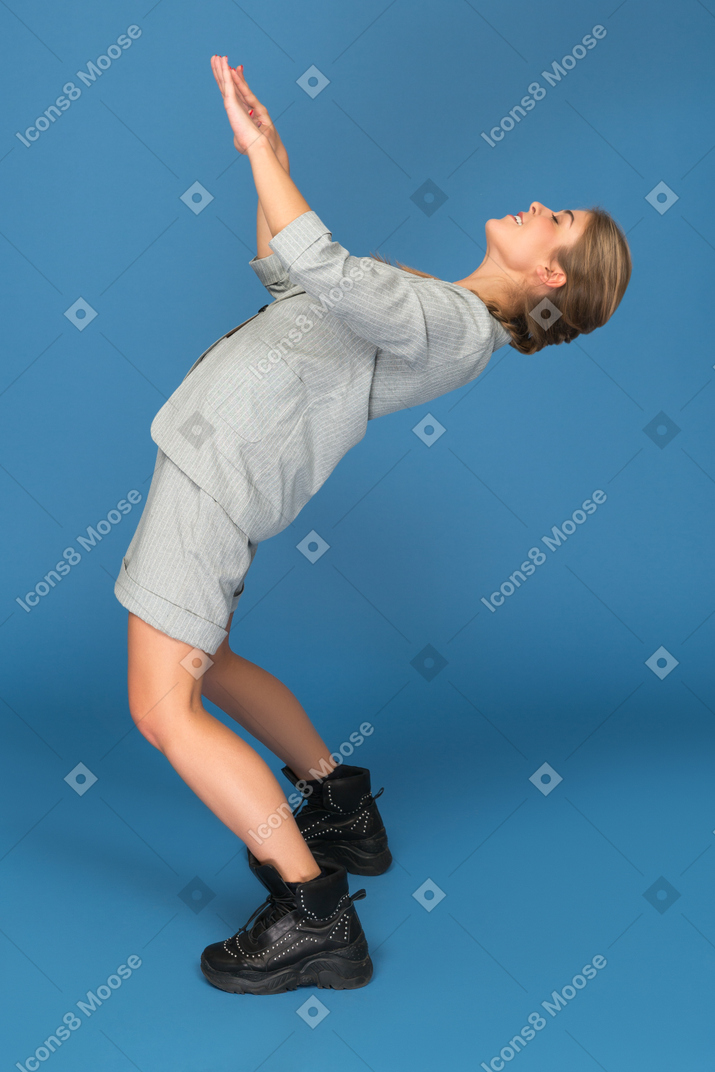 Giovane donna che fa stretching