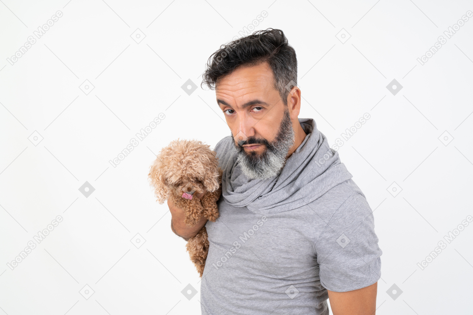 Homem maduro com cara séria segurando um filhote de cachorro