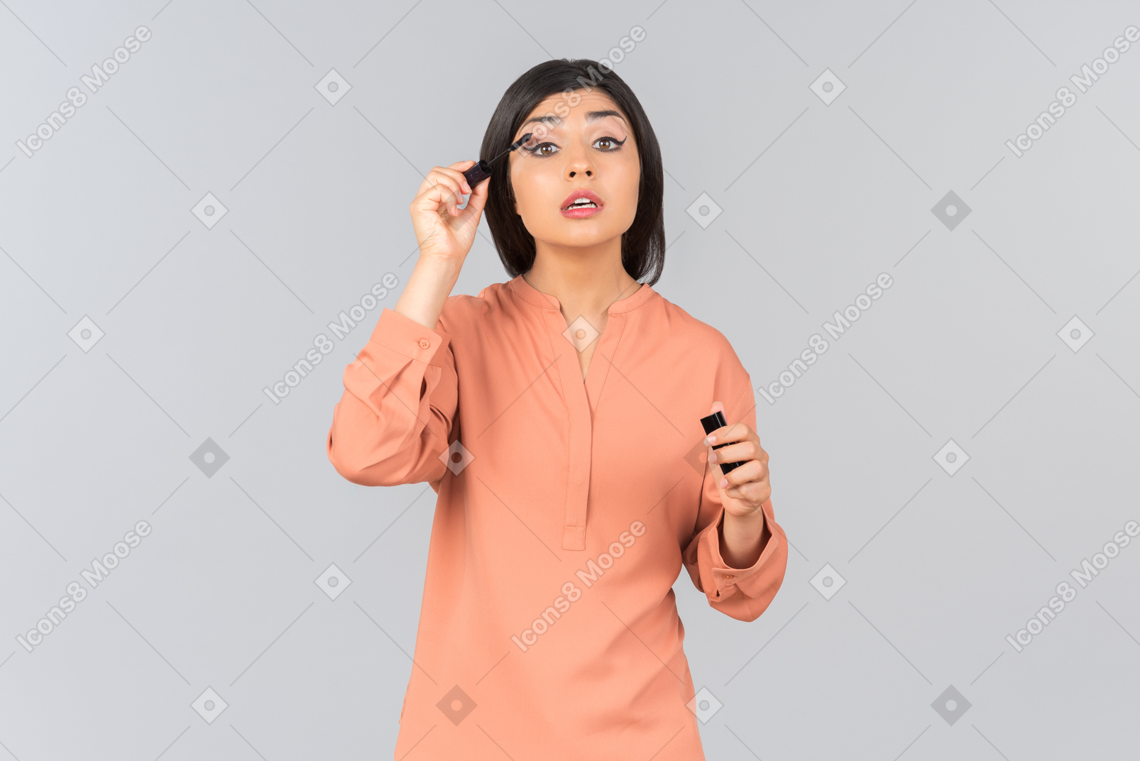 Femme indienne appliquant le mascara