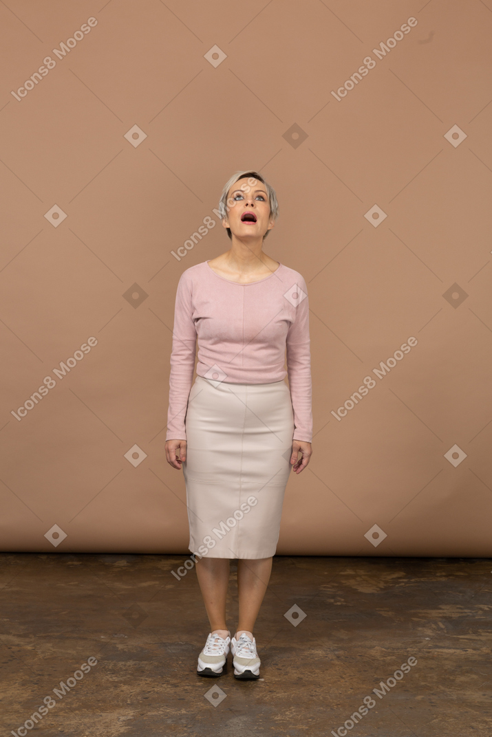 Вид спереди женщины в повседневной одежде, стоящей с открытым ртом