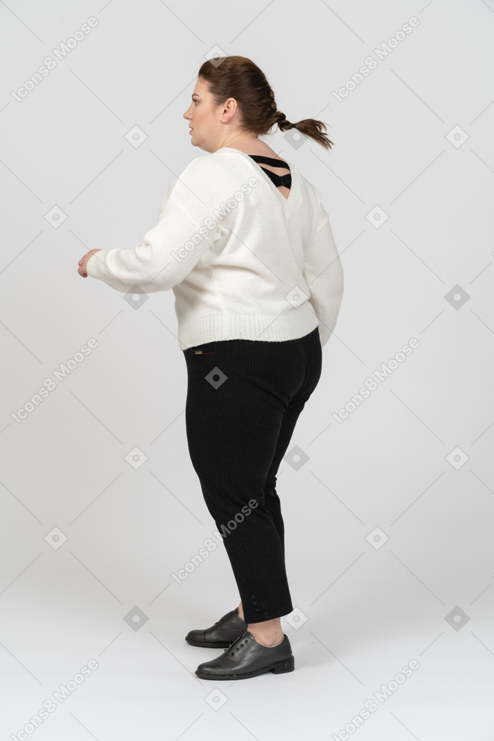 Femme dodue dans des vêtements décontractés en mouvement