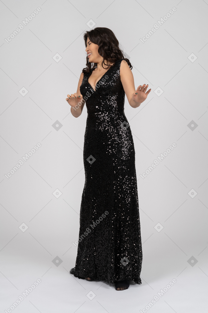 Mujer en vestido de noche negro negando algo