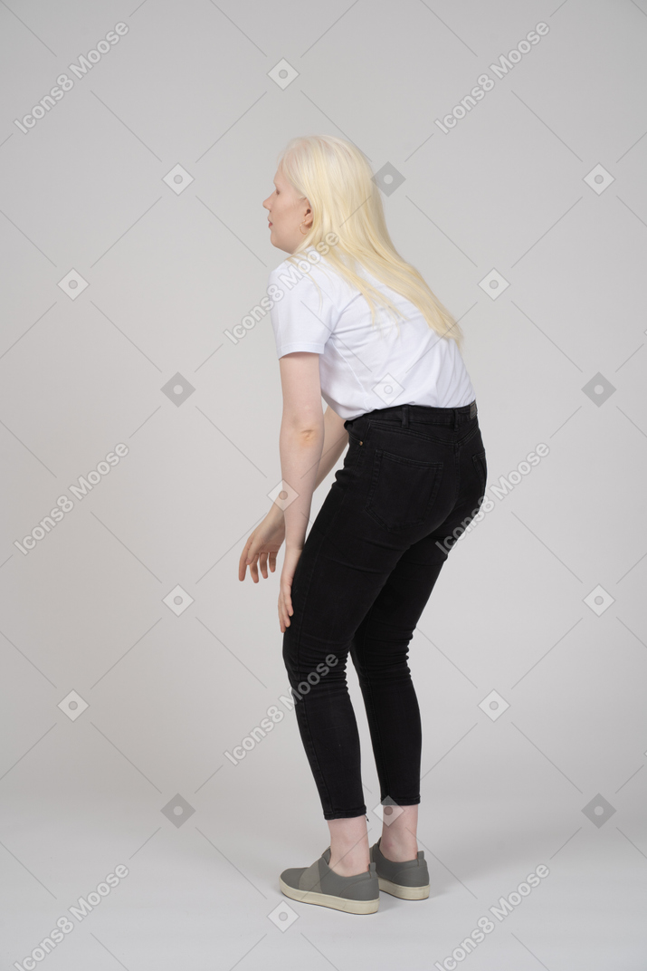 Vista traseira de uma mulher dobrando os joelhos