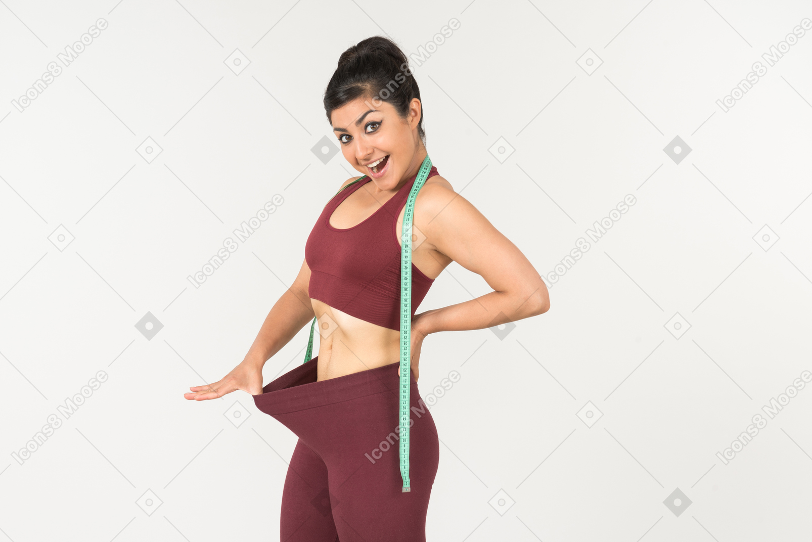 Giovane indiano tirando fuori leggins sportivi con righello di stoffa sul collo
