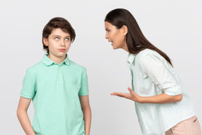 Madre enojada diciendo a su hijo
