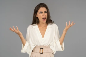 Joven deprimida gritando y gesticulando