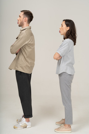 Vista lateral do jovem casal mostrando línguas