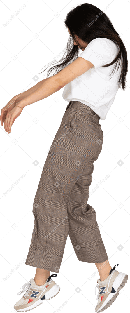 Vista lateral de una señorita en calzones y camiseta extendiendo las manos