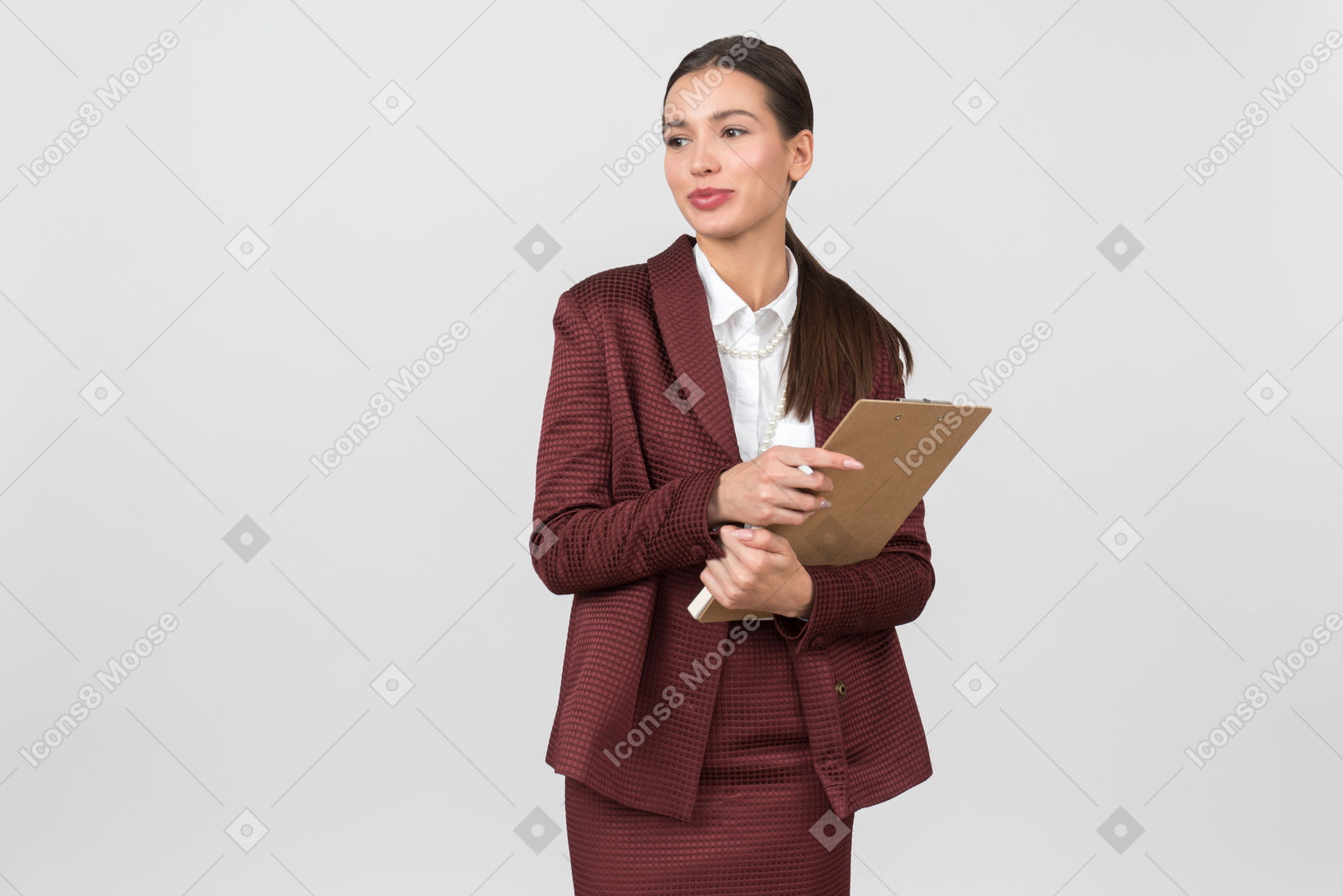 Atraente mulher formalmente vestida, segurando uma prancheta
