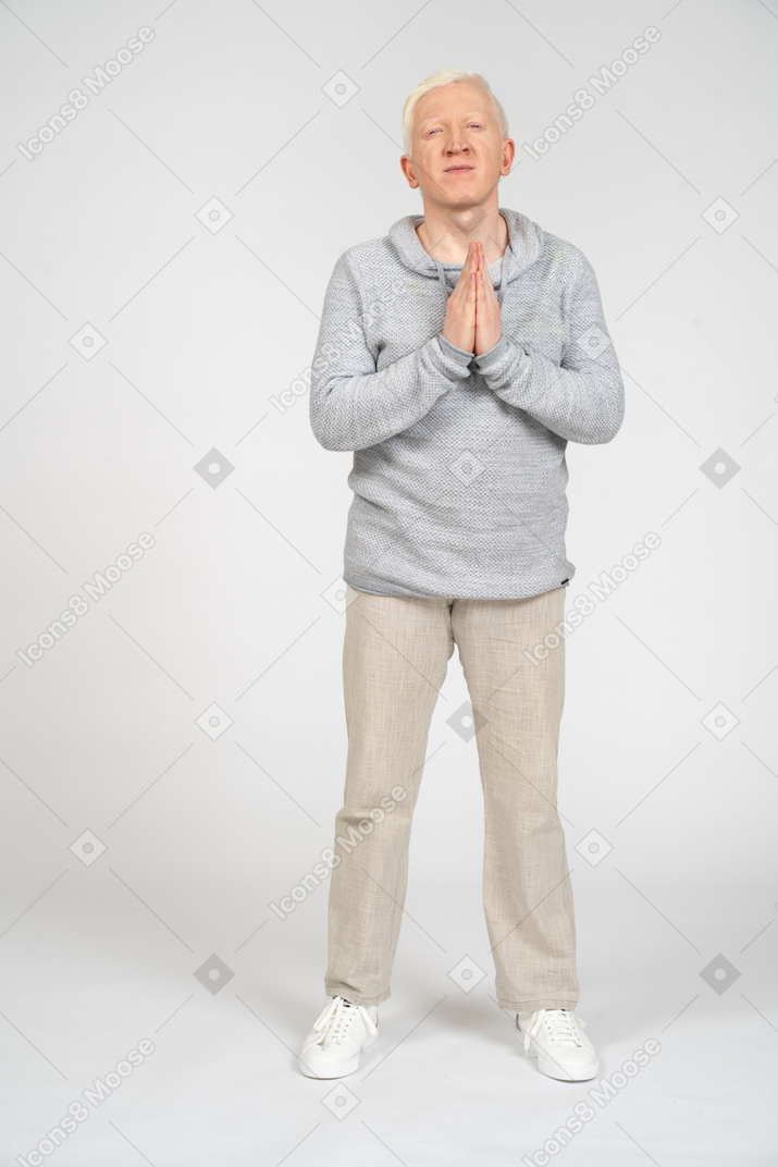 Vista frontal de um homem orando