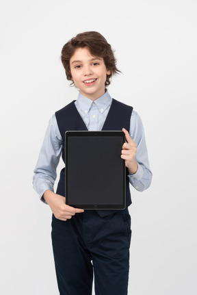 Écolier montrant sa tablette numérique