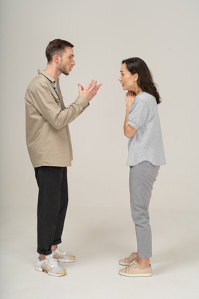 Vue latérale d'un jeune couple se parlant