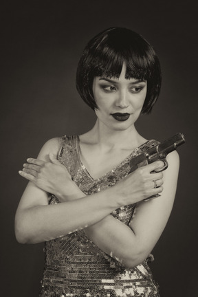 Mujer de estilo retro con una pistola