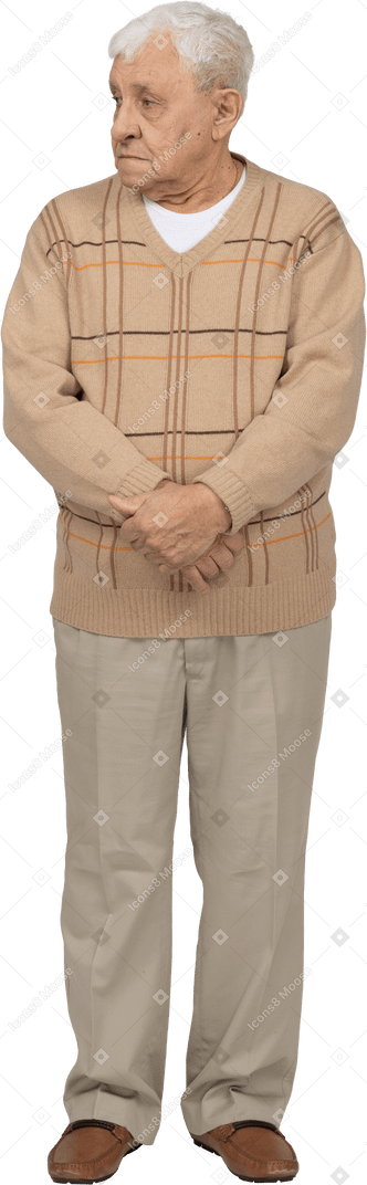 Vue de face d'un vieil homme en vêtements décontractés à côté