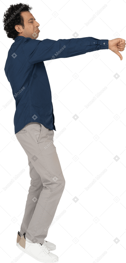 Vista laterale di un uomo in abiti casual che mostra il pollice verso il basso