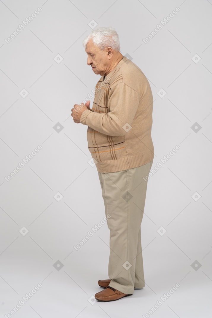 カジュアルな服装で思いやりのある老人の側面図
