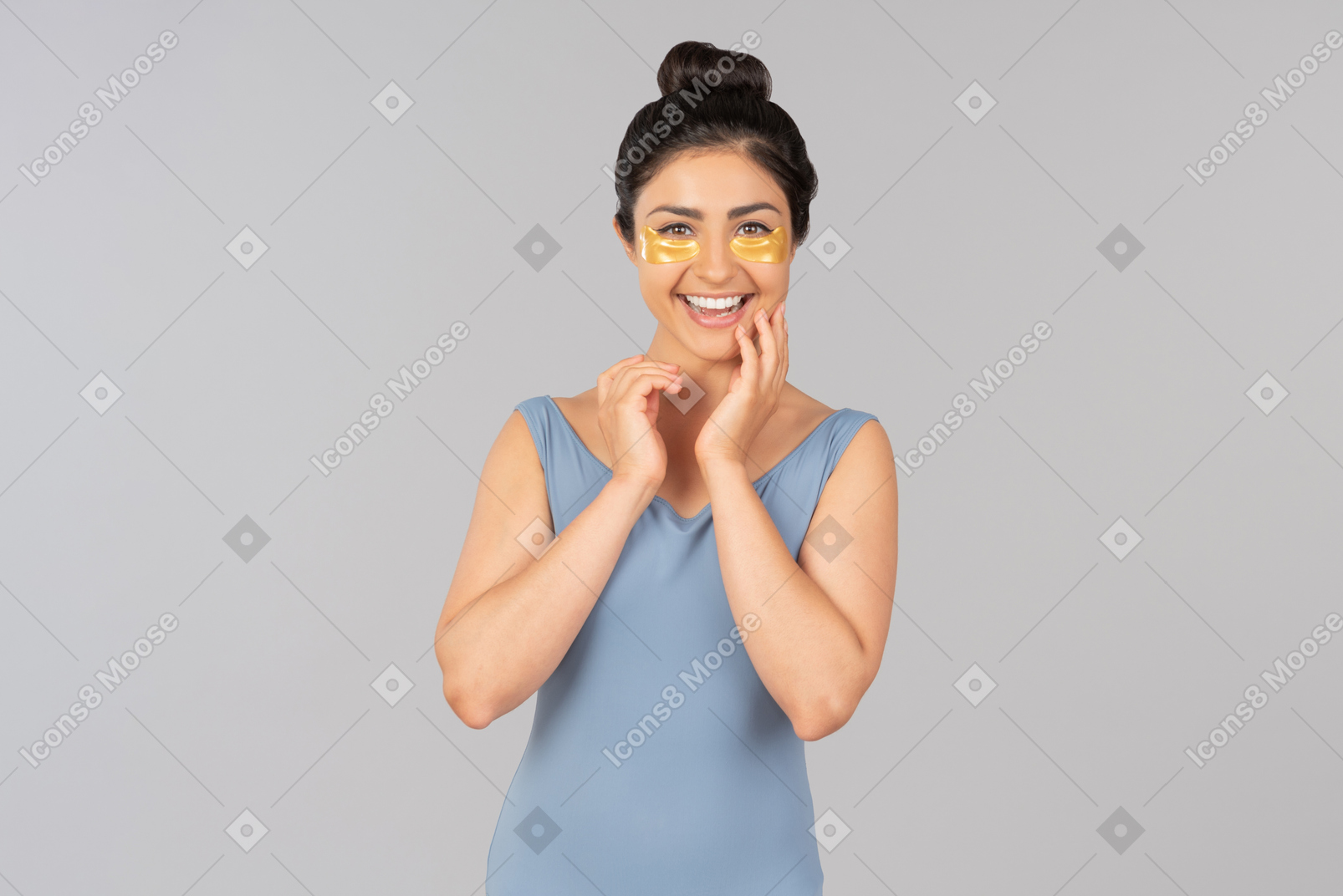 Смеющаяся молодая индийская женщина с глазными пятнами на прикосновении ее лица