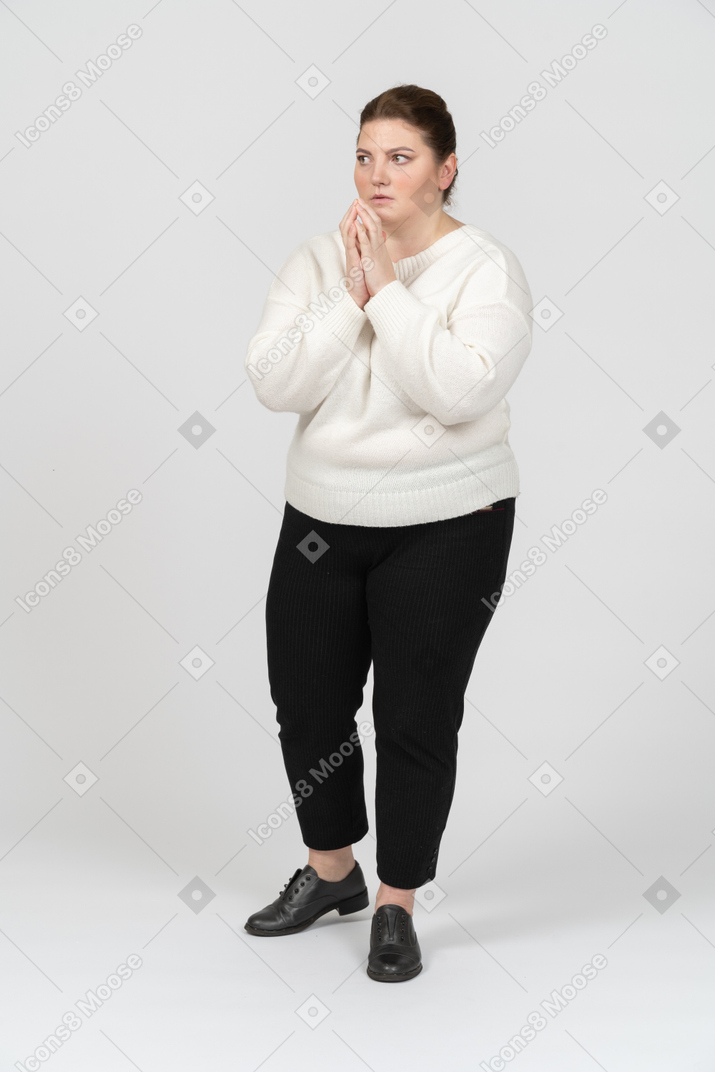 Mulher gorda assustada em roupas casuais