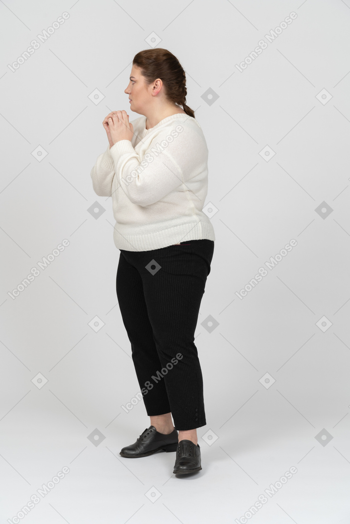 Plus size frau in freizeitkleidung stehend