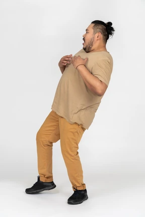 Hombre asiático de talla grande sorprendido mirando a un lado