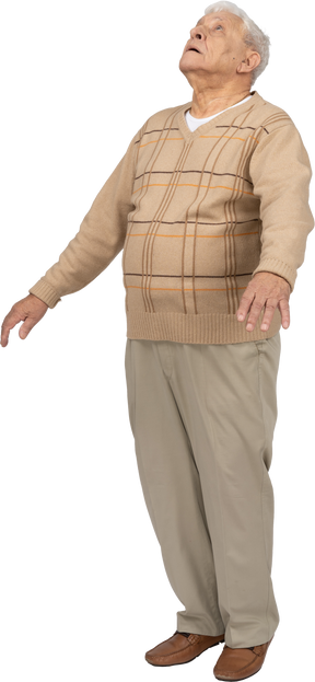 Vue de face d'un vieil homme impressionné dans des vêtements décontractés levant les yeux