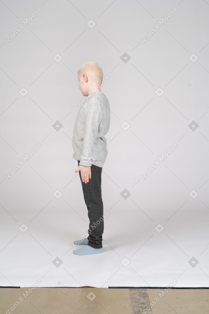 一个男孩站立的侧视图