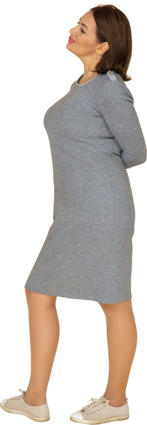 Vista laterale di una donna in abito grigio