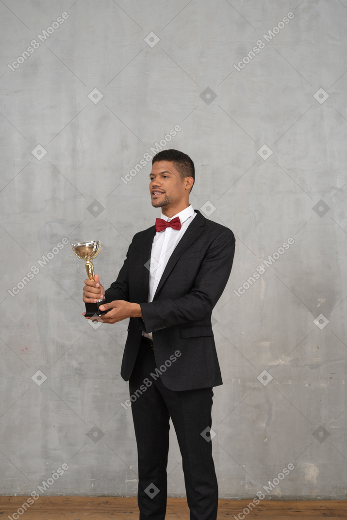 Homem de terno apresentando um prêmio
