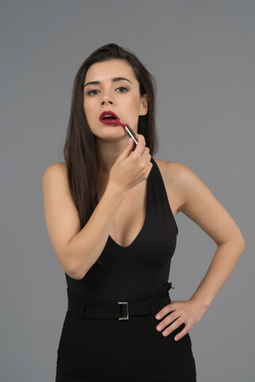 Mujer con lápiz labial rojo