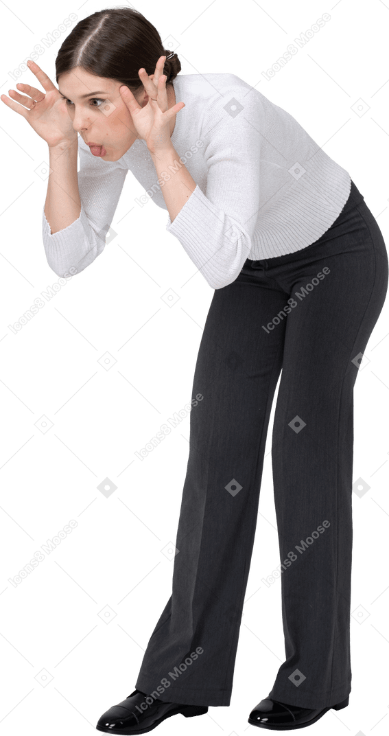 Vista frontal de una mujer inclinada y haciendo muecas
