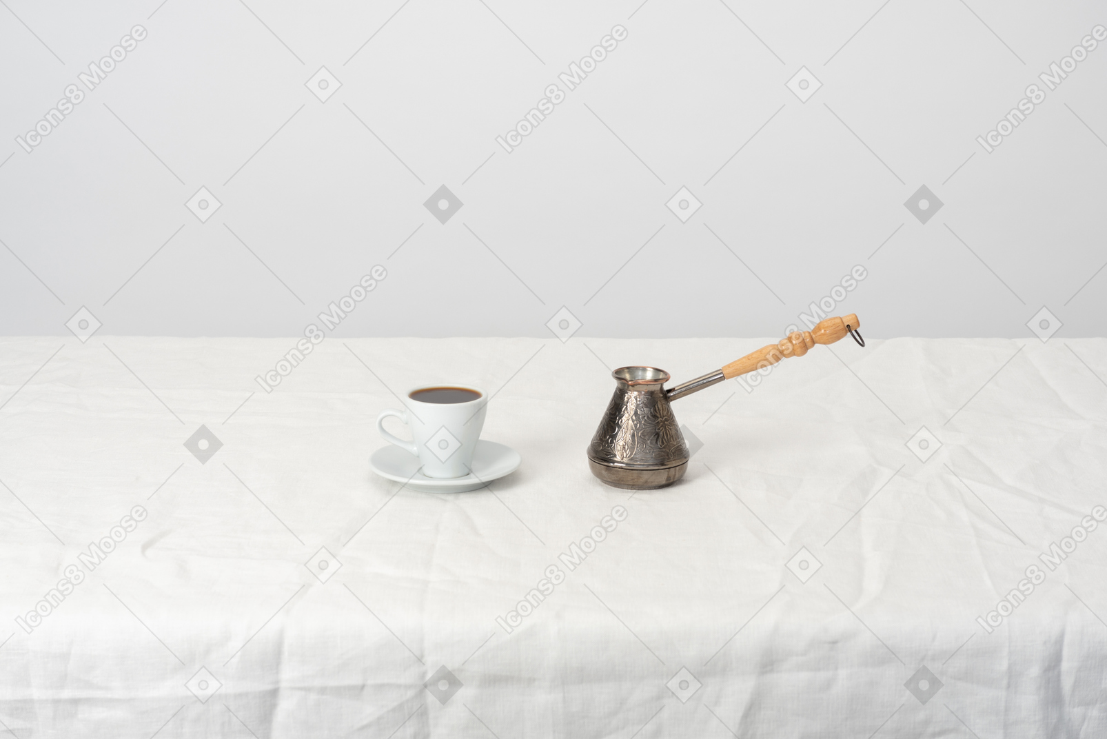 Cezve와 큰 컵의 커피