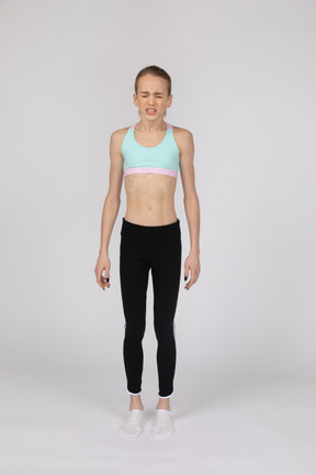 Vista frontal de uma adolescente espirrando em roupas esportivas
