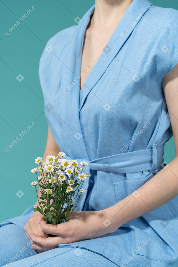 Woman holding a chamomile bouquet