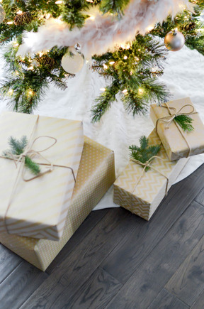 Regalos envueltos bajo el árbol de navidad